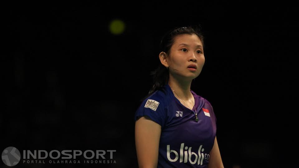 Ekspresi tidak percaya Debby Susanto saat wasit menyatakan bola keluar. - INDOSPORT